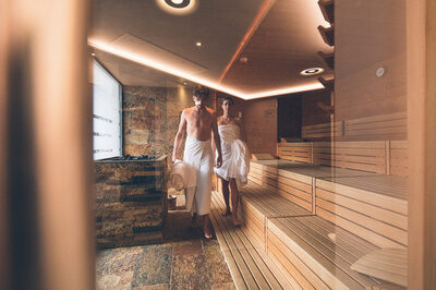 Abgedunkelter Ruheraum mit Liegemöglichkeiten des Wellnesshotel Eibl-Brunner Abgedunkelter Ruheraum mit Liegemöglichkeiten