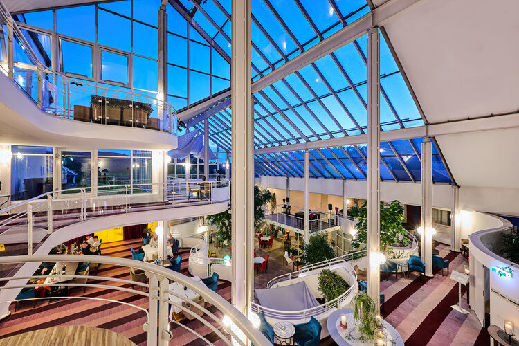 Modernes Hotelfoyer im 4 Sterne Hotel im bayerischen Wald mit Glasdach und architektonisch offenem Design über mehrere Etagen.