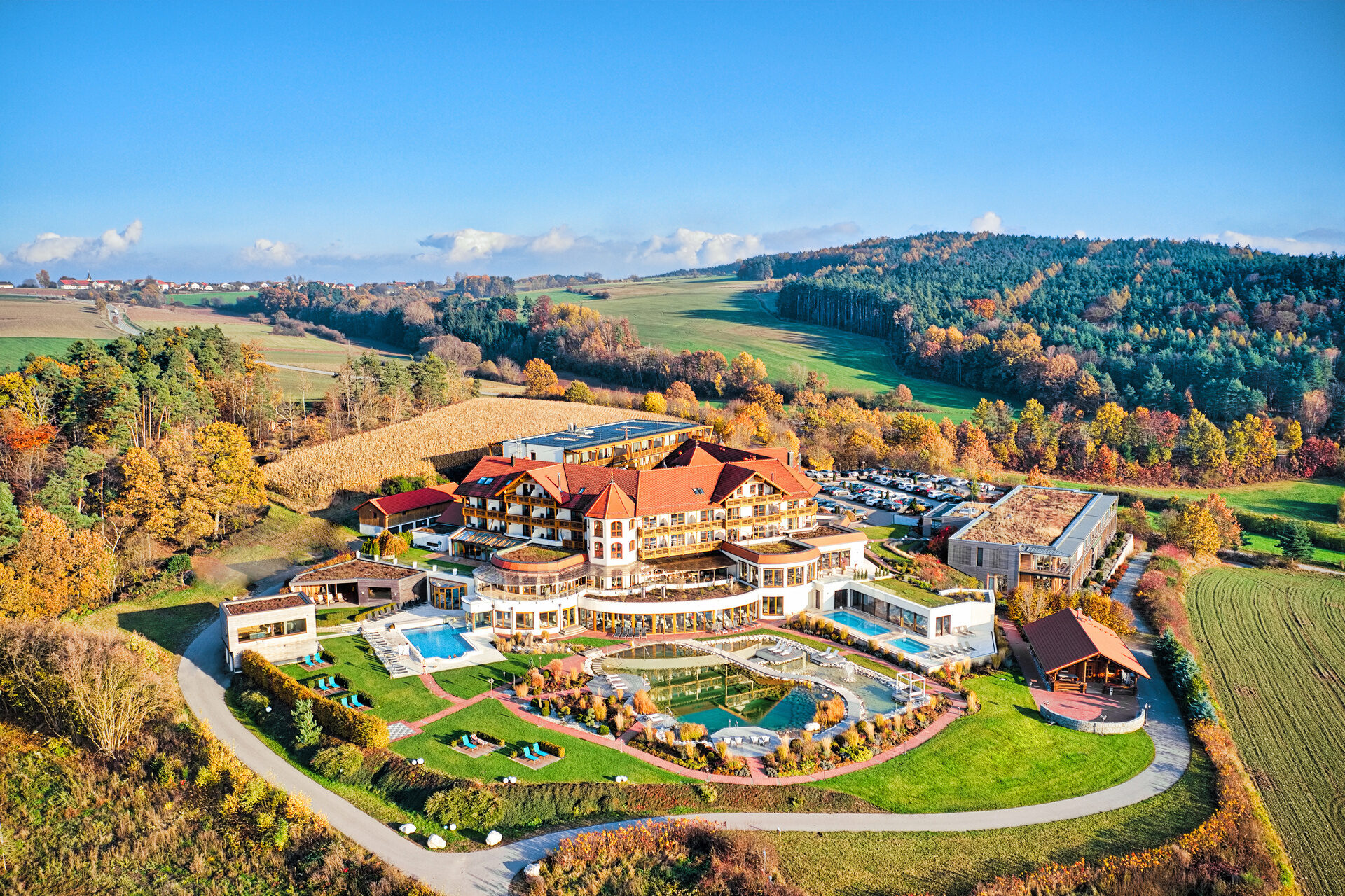 Die Au&szlig;enansicht des Hotel Der Birkenhof im Sommer umgeben von weitl&auml;ufigen gr&uuml;nen Fl&auml;chen.