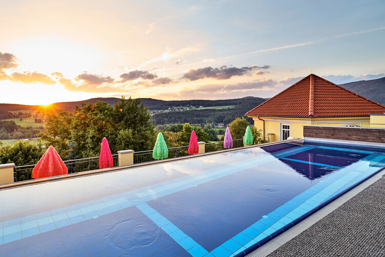 Außenpool mit Blick auf die Bayerwald-Landschaft