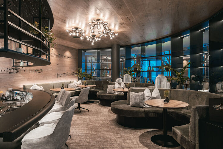 Der stilvoll gestaltete Barbereich des Musikhotels Tonihof vereint moderne Elemente mit gemütlicher Atmosphäre im Herzen des Bayerischen Waldes.