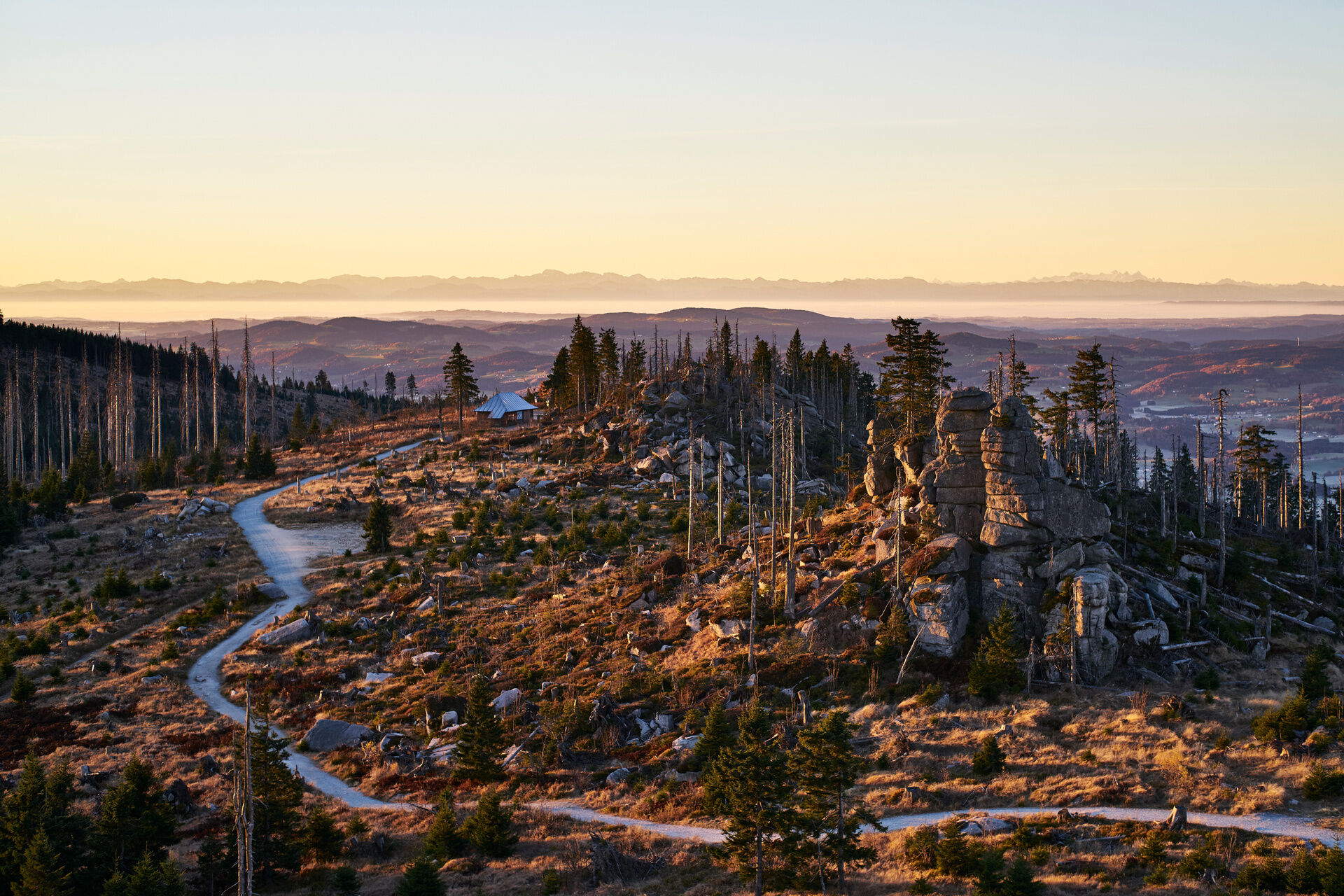 Blick auf den Dreisesselberg im Bayerischen Wald bei Sonnenuntergang