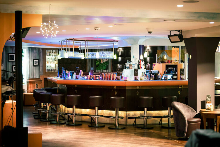 Einladende Hotelbar BlueFox