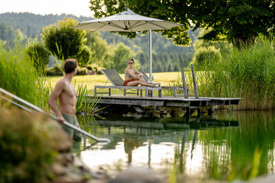 Frau am Liegesteg des Naturbadesse