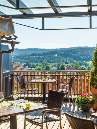 Freundliche Terrasse mit Blick auf die Bayerwald-Landschaft