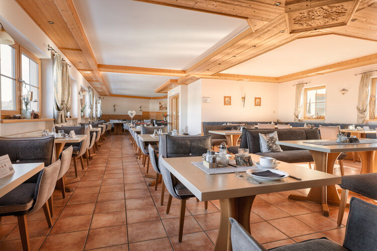 Freundliches Restaurant mit edlen Materialien