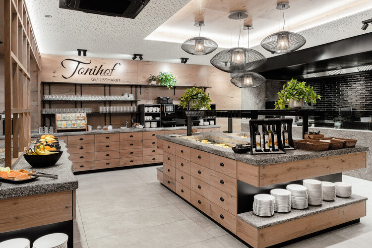 Das stilvoll gestaltete, hölzerne Frühstücksbuffet des Tonihof präsentiert eine Auswahl köstlicher Speisen.