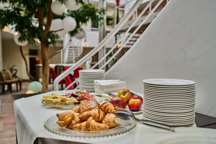 Ein Teller mit Gebäck steht beim Frühstück im Wellnesshotel bereit