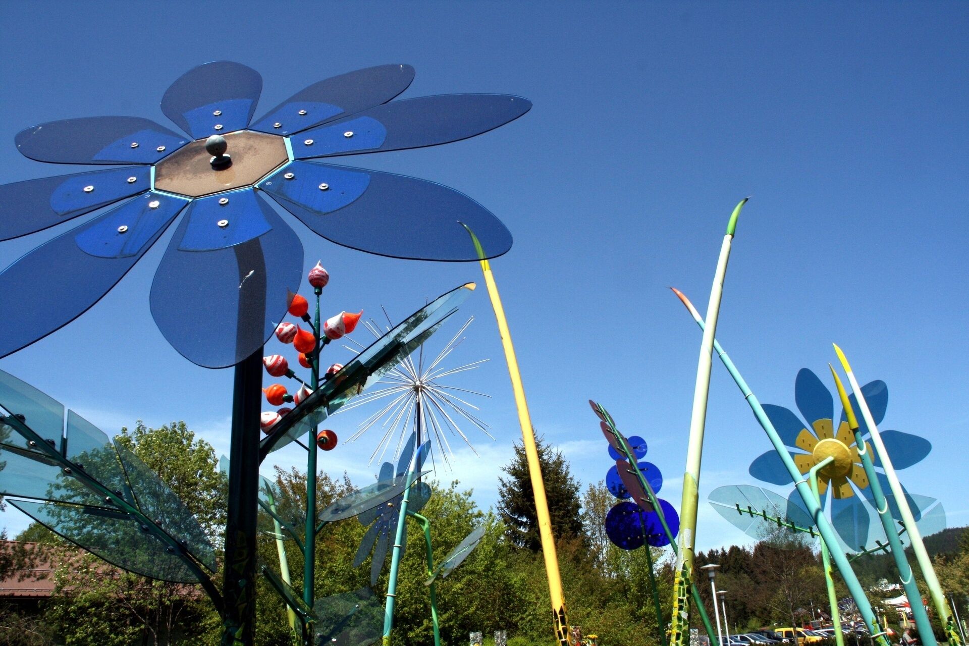 Glasblumen und -skulpturen an der Glasstraße