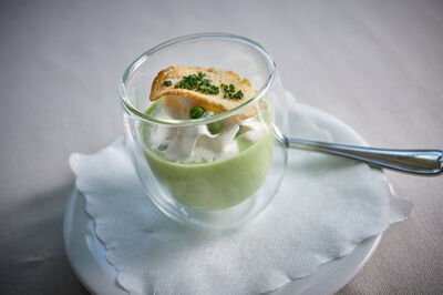 Grüne Suppe mit Brotchip