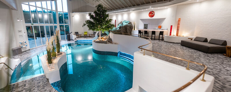 Hallenbad mit Durchschwimmmöglichkeit zum Außenpool