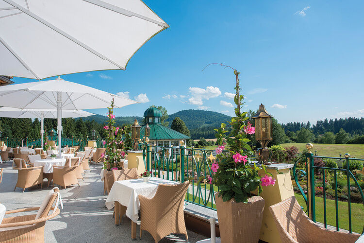 Herrliche Panoramaterrasse mit Blick auf die Bayerwaldberge