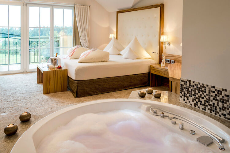 Honeymoon-Suite mit rundem Whirlpool