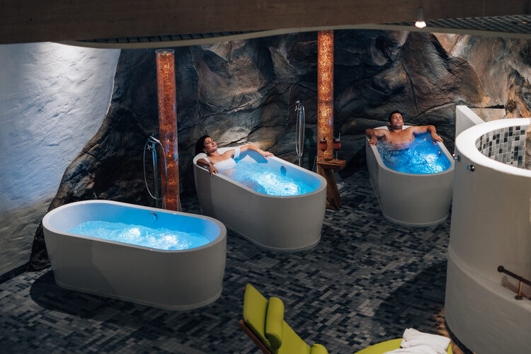 Eine Reihe von eleganten Badewannen im luxuriösen Badezimmer des Hotels Wutzschleife.