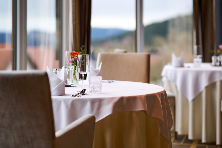 Gedeckter Tisch mit Ausblick im Restaurant des Hotel Oswald im Bayerischen Wald.