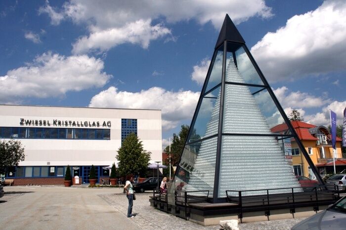 Kristallglaspyramide mit Firma Zwiesel Kristallglas AG im Hintergrund