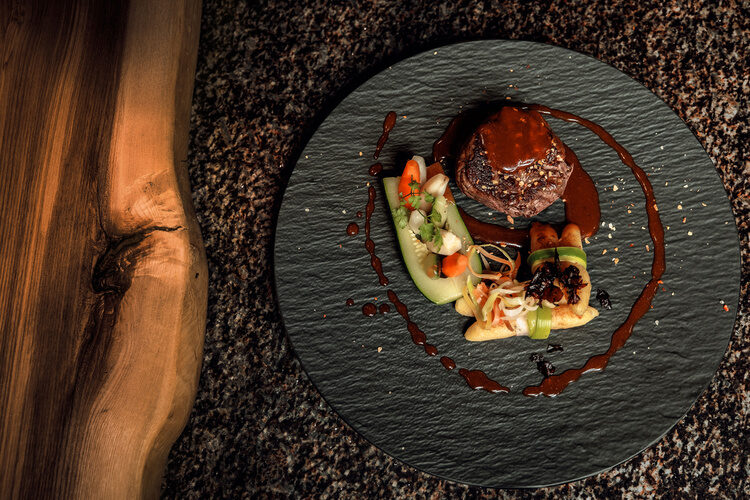 Nahaufnahme eines Tellers mit Gourmetgericht aus der Küche des Wellnesshotel Tonihof in Bayern.