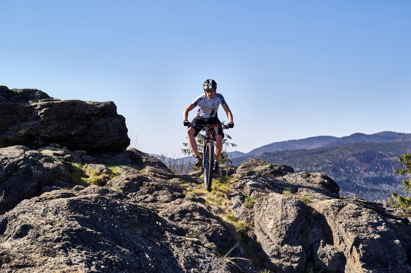 Mann beim Mountainbiken auf einem Berg