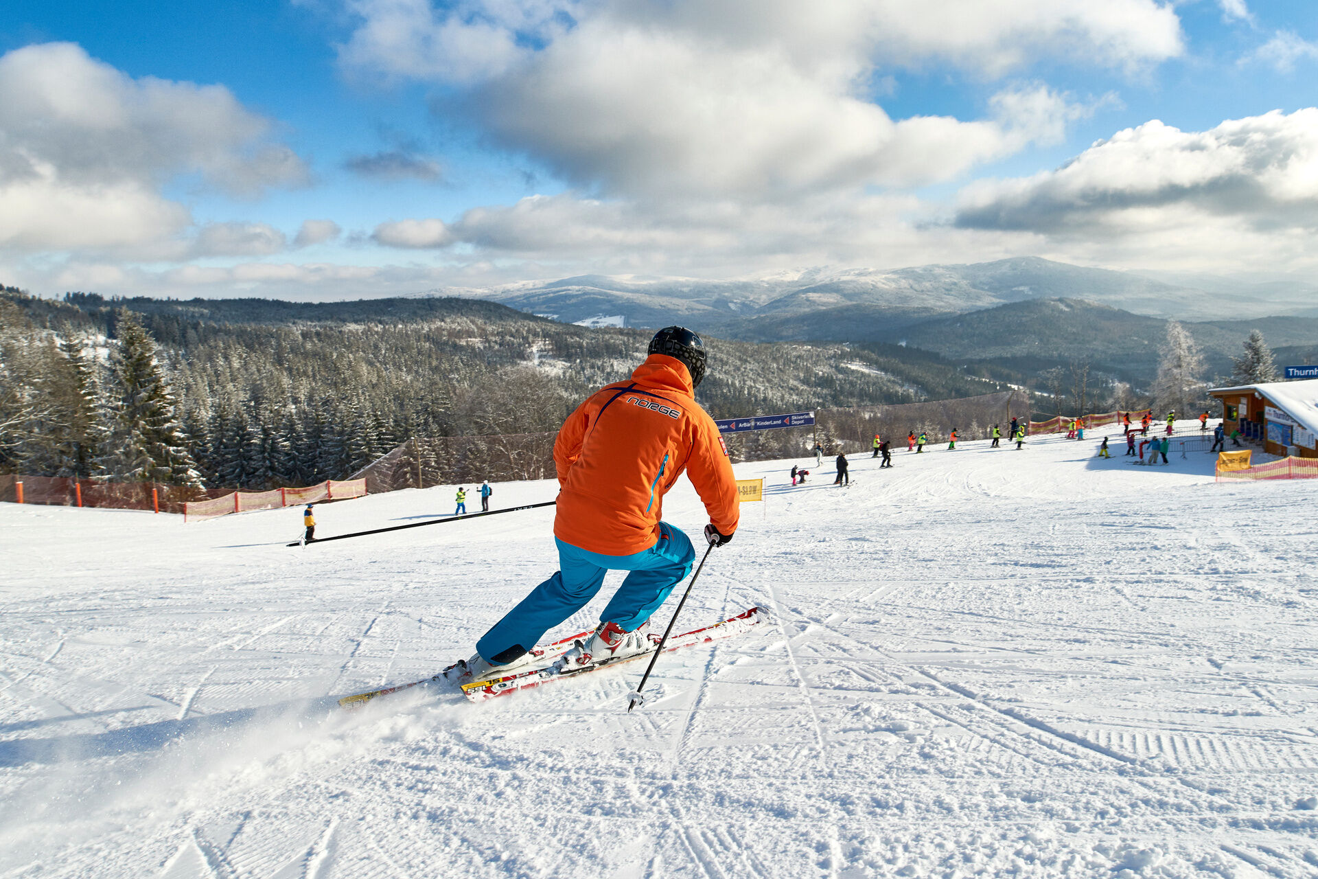 Mann fährt Ski