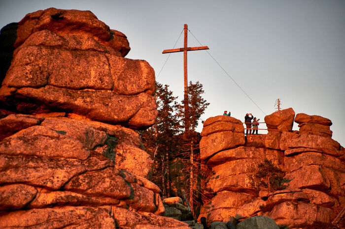 Menschen am Dreisesselberg im Bayerischen Wald bei Sonnenuntergang