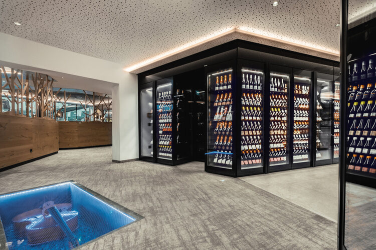 Der große Weinschrank im Restaurant des Wellnesshotels