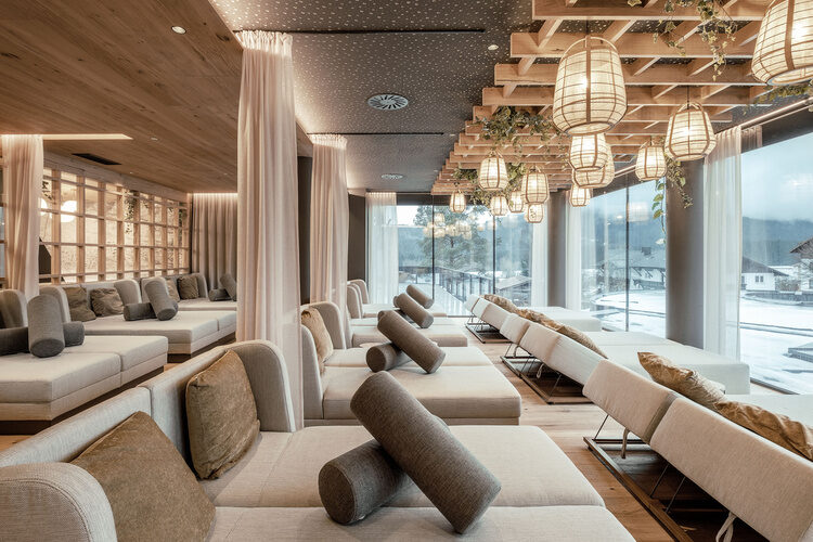 Der moderne neue Ruhebreich im Wellnesshotel Tonihof bietet viele entspannende Wellnessliegen.