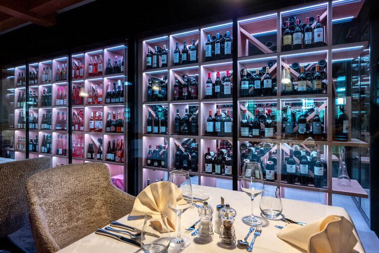 Der große Weinschrank im Restaurantbereich ist gefüllt mit edlen Weinen