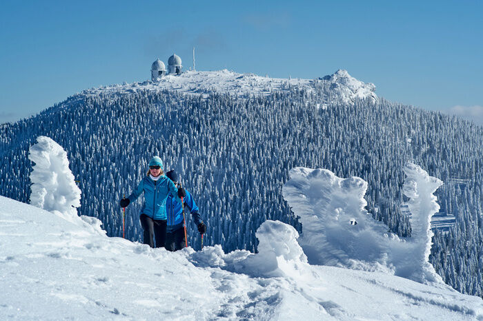 Paar beim Winterwandern am Großen Arber