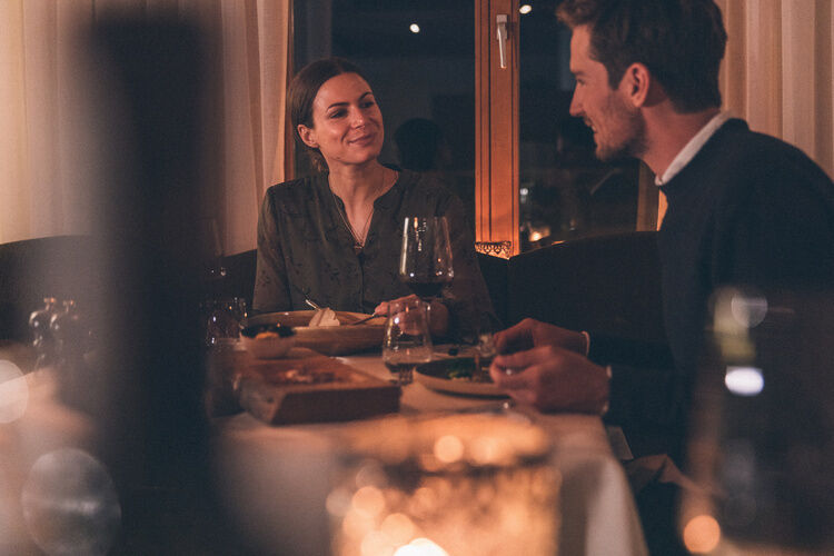 Paar in romantischer Stimmung beim Abendessen