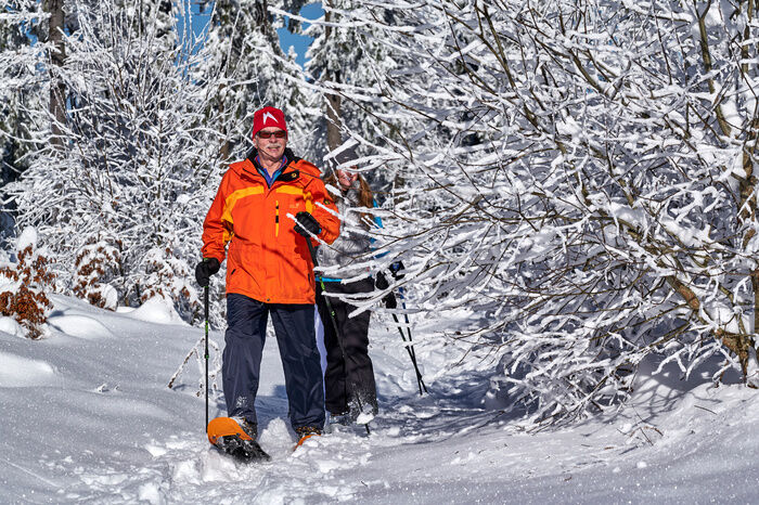 Paar macht eine Schneeschuhwanderung