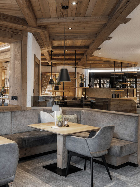Paar stößt im Restaurant an