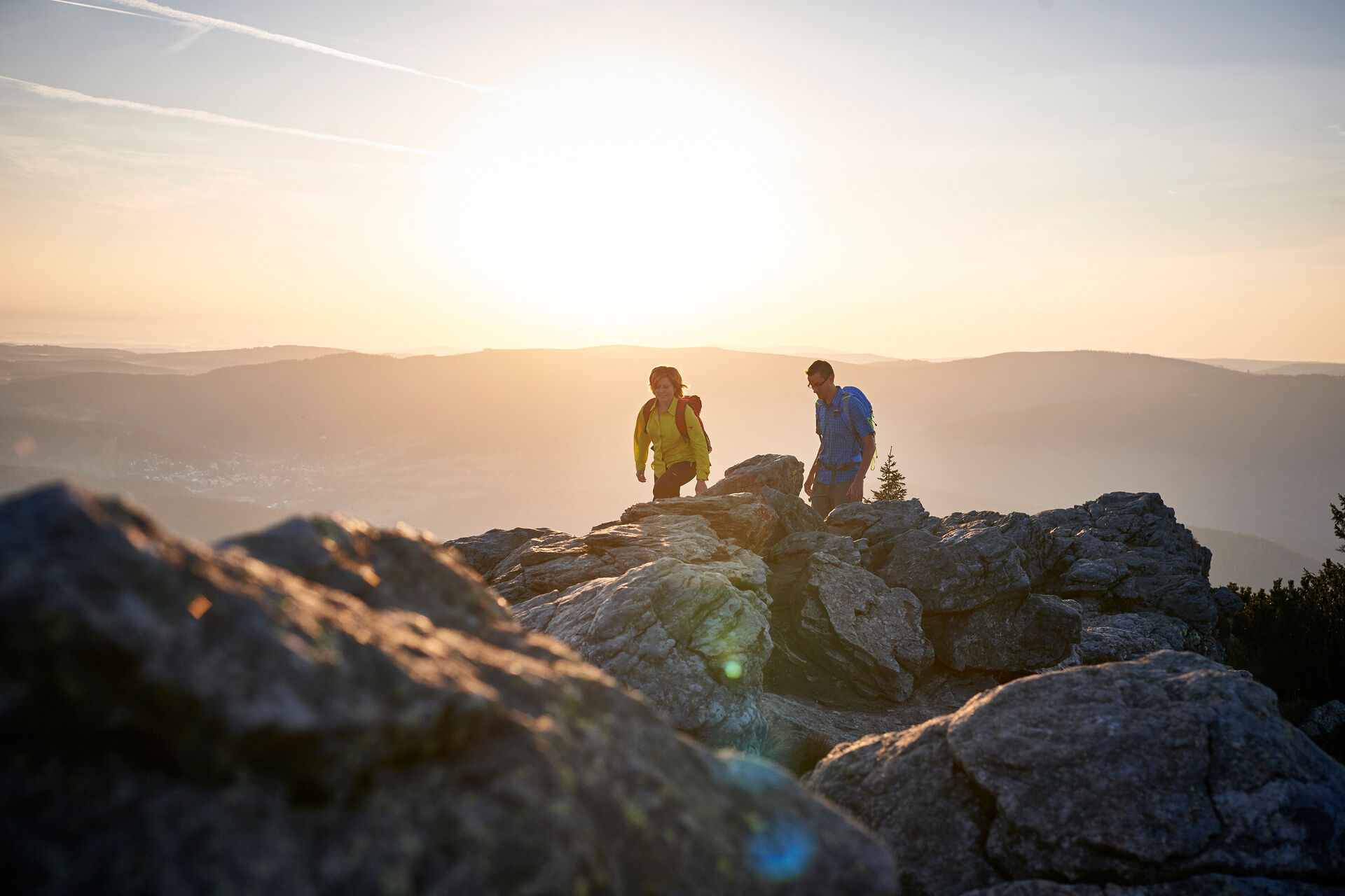 Paar wandert auf einen Berg im Bayerischen Wald