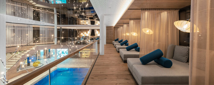 Panorama Ruheraum mit Wellnessliegen