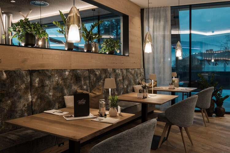 Ein Restaurant im Tonihof mit stilvoller Beleuchtung und Ausblick.