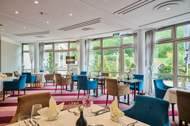 Ein elegantes Restaurant mit großzügiger Tageslichtbeleuchtung im Hotel Wutzschleife.