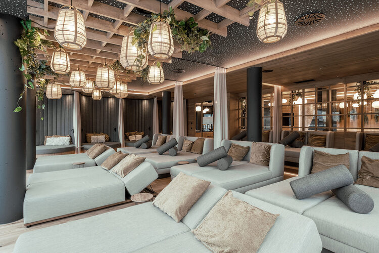 Im neuen, modern gestalteten Ruhebereich des Tonihof erwarten die Gäste stilvolle Wellnessliegen für erholsame Stunden.