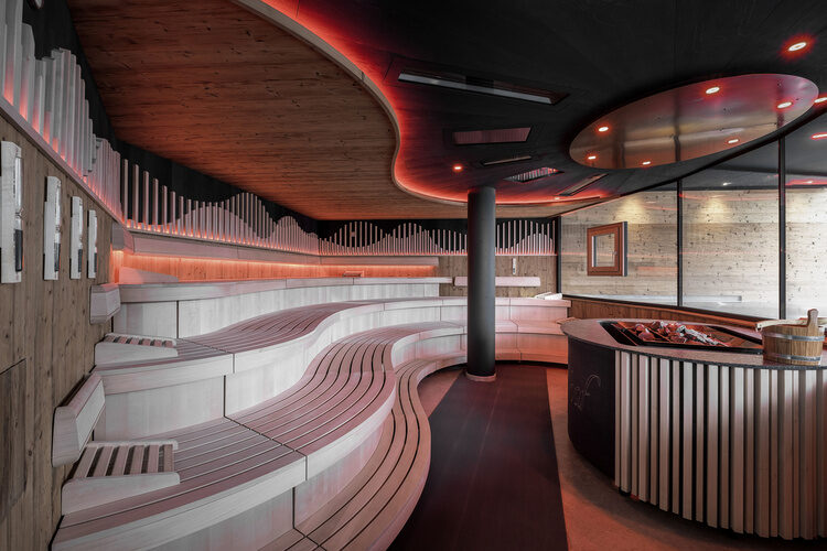 Die luxuriös gestaltete Sauna des Tonihof im Bayerischem Wald lädt mit einem großzügigen Fenster und beeindruckendem Ausblick zum Entspannen ein.