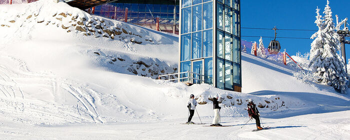 Skifahrer bei der Gondelstation am Berg