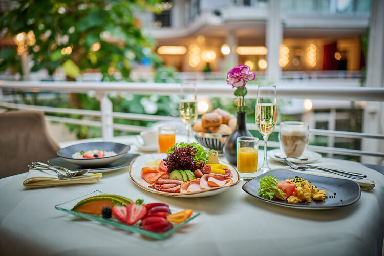 Ein stilvoll gedeckter Tisch im Garten der Wutzschleife.