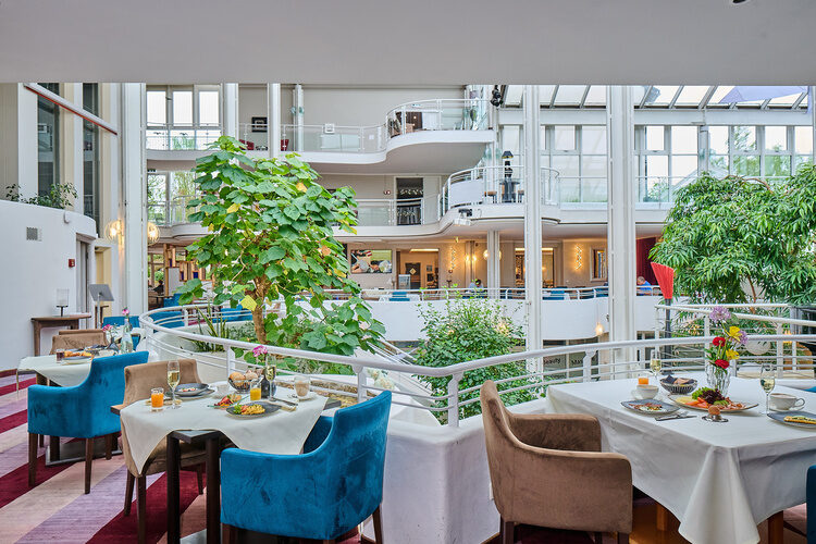 Ein stilvolles Restaurant mit vielen Tischen und Stühlen im Wutzschleife Hotel.