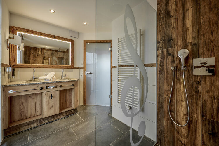 Ein elegantes Badezimmer mit einer Duschkabine in der Tonihof Turmsuite