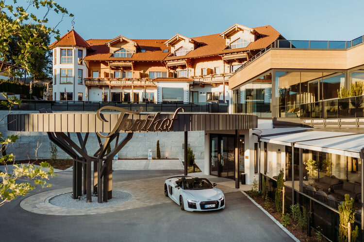 Ein Sportwagen steht in der Einfahrt des Wellnesshotels