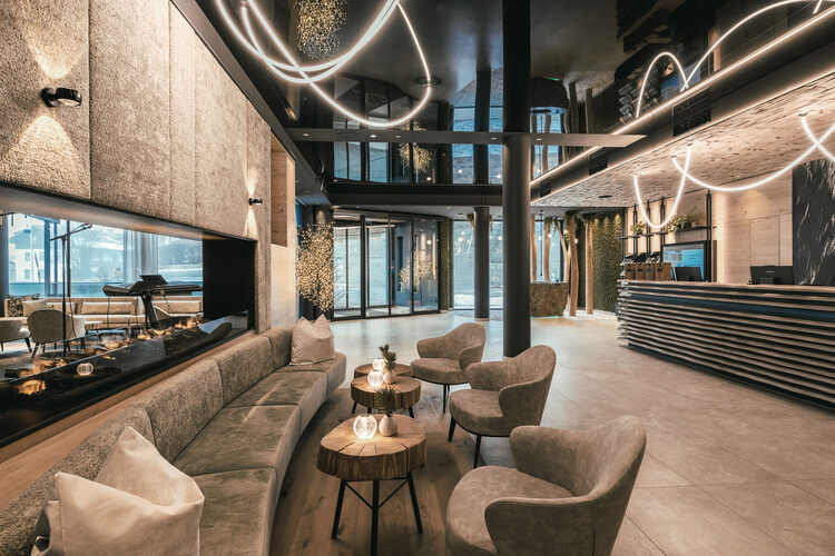 Die moderne Lobby im Tonihof mit stilvoller Beleuchtung.