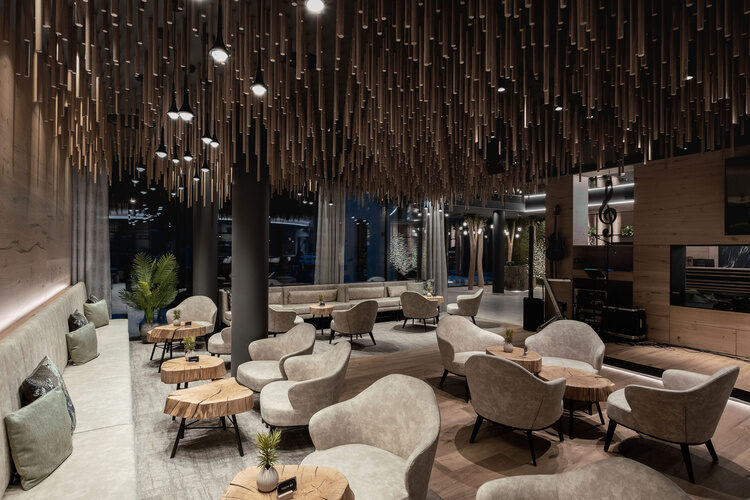 Ein geschmackvoll eingerichtetes Restaurant im Tonihof mit stilvollen Stühlen und Tischen.