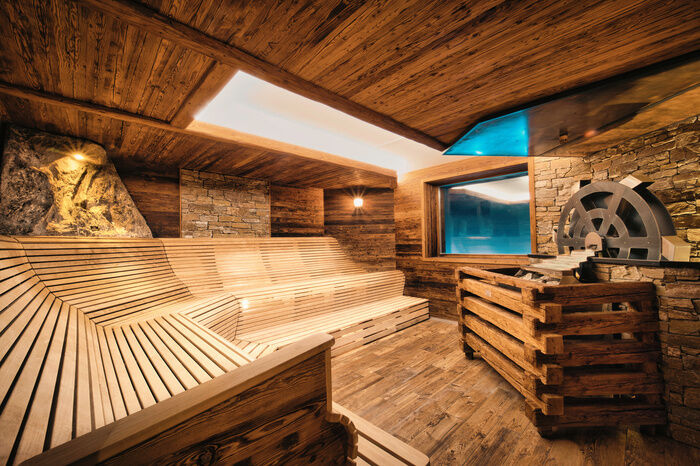Urige Sauna mit viel Holz und Stein