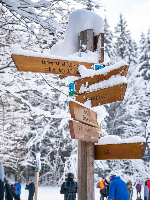 Verschneiter Wegweiser im Bayerischen Wald