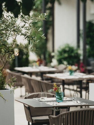 Vielfältige Essensauswahl am Tisch im Garten