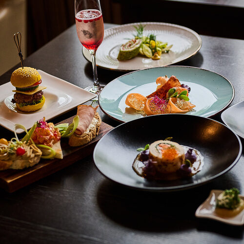 Vielfältige Essensauswahl am Tisch im Garten