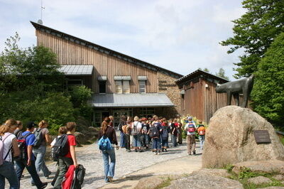 Warteschlange vor dem Hans-Eisenmann-Haus im Nationalpark Bayerischer Wald