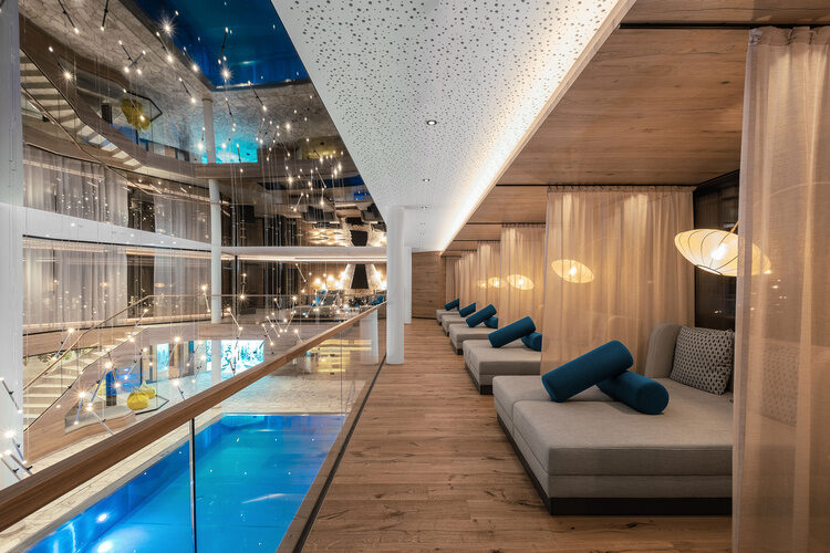 Blick auf den neuen Wellnessbereich im Tonihof, mit vielen Plätzen die Entspannung bieten.